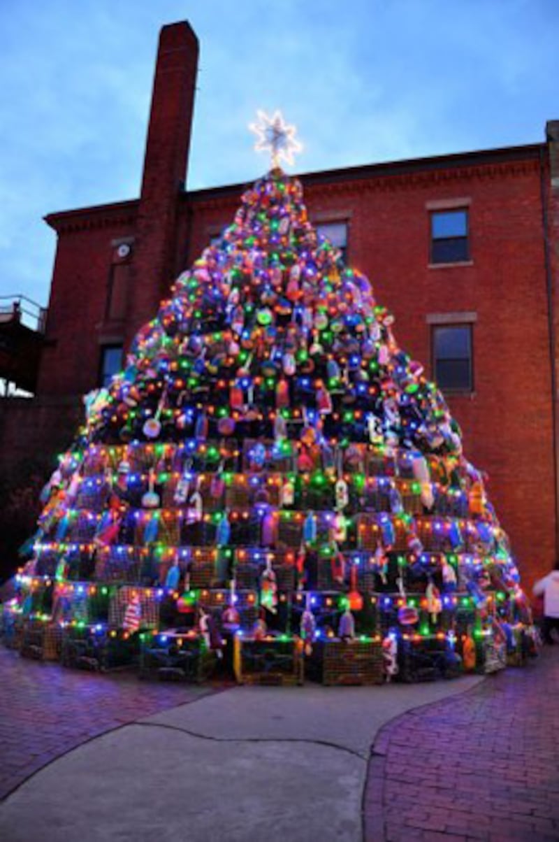 articles/2013/12/21/new-england-s-crazy-christmas-tree-tradition/lobster-trap-christmas-tree-gloucester_apez5b