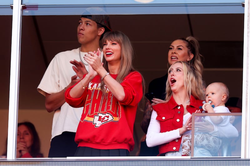 Taylor Swfit at a Kansas City Chiefs football game.