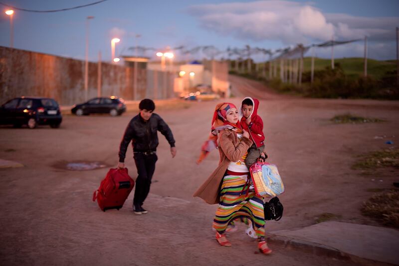 galleries/2014/05/30/onslaught-of-moroccans-rush-the-spanish-border-photos/140530-spain-fence3_pbjb5j