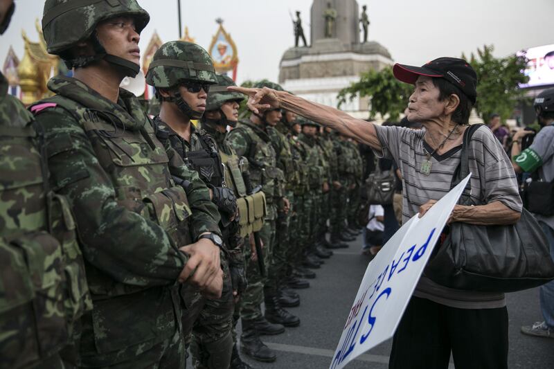 galleries/2014/05/27/striking-photos-from-thailand-s-military-coup-photos/140527-thailand-coup-10_cjvsyx