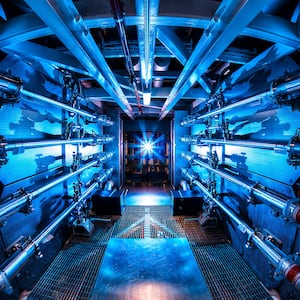 1280px-Preamplifier_at_the_National_Ignition_Facility_nj5uvs