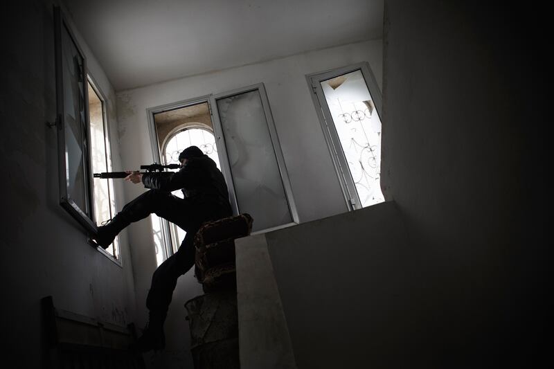 galleries/2013/01/17/battle-of-aleppo-rages-on-inside-the-ravaged-syrian-city-photos/130116-aleppo-syria7-tease_lyjn49