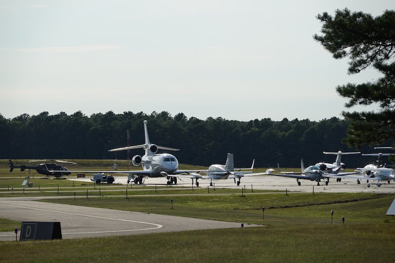 Aircraft_parked_at_East_Hampton_Airport__KHTO_spf5d2