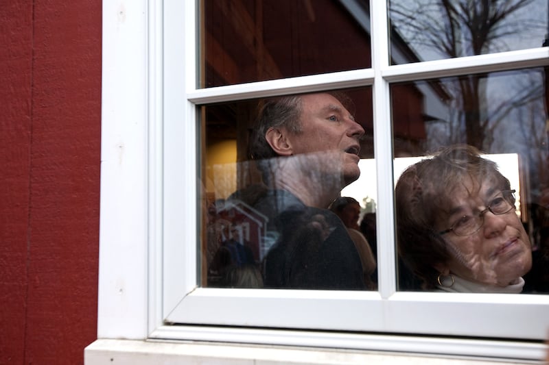 galleries/2012/01/07/gop-candidates-campaign-in-new-hampshire-photos/gop-candidates-campaign-in-new-hampshire-santorum-spectators-02_e7jgsy