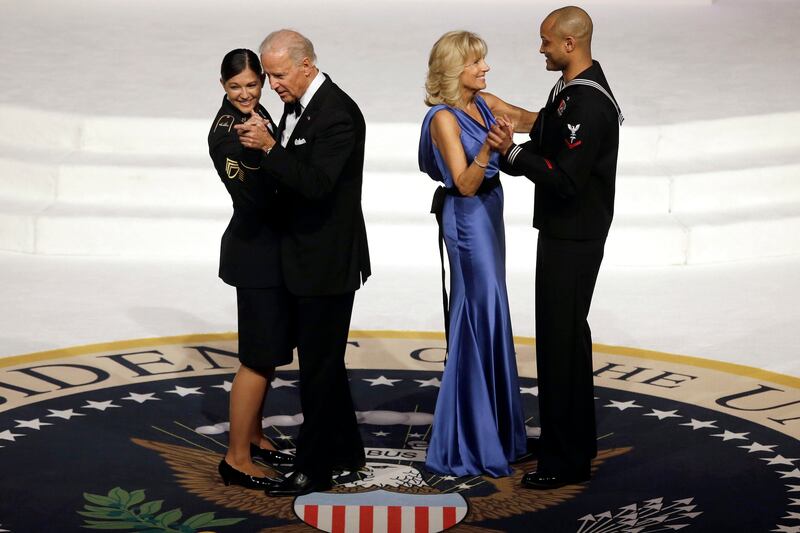 galleries/2013/01/21/best-images-from-the-inaugural-balls-photos/130121-inaugural-ball-bidens-dancing_svng1r