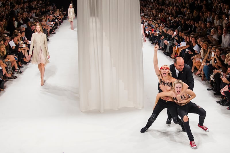 articles/2013/09/26/topless-protesters-crash-nina-ricci-s-runway/130926-ricci-tease_tuakrd