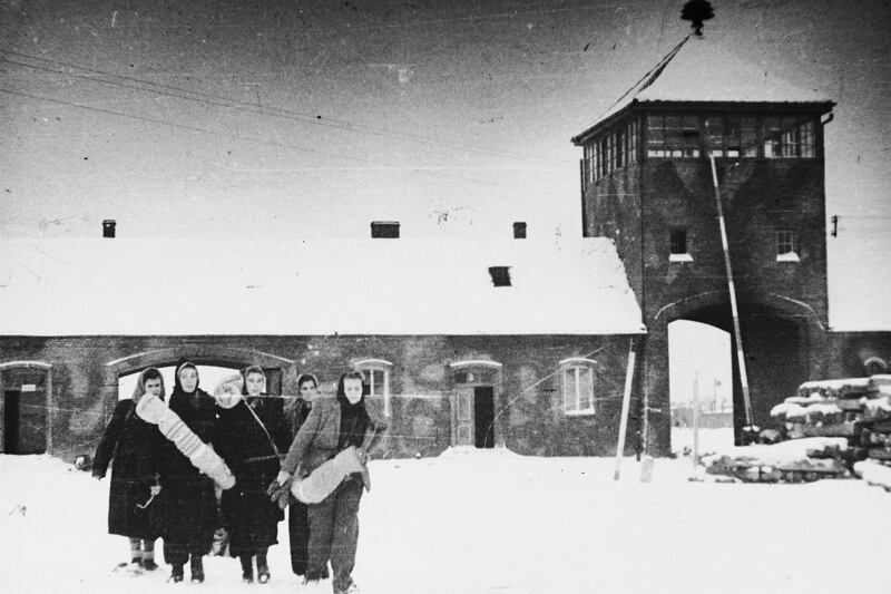 galleries/2015/01/27/when-soviet-soldiers-opened-auschwitz/150126-holocaust-photos-02_m8zgac