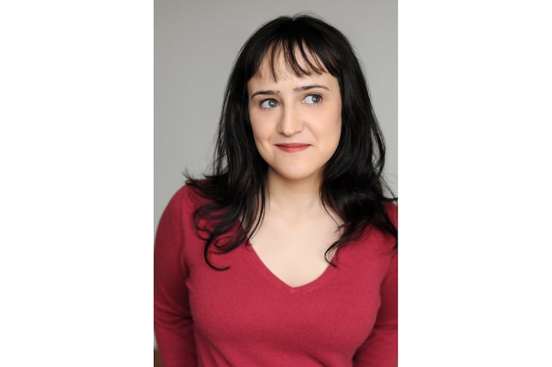 articles/2013/04/16/matilda-star-mara-wilson-reviews-matilda-the-musical/130415-setoodeh-mara-embed_swtzdy