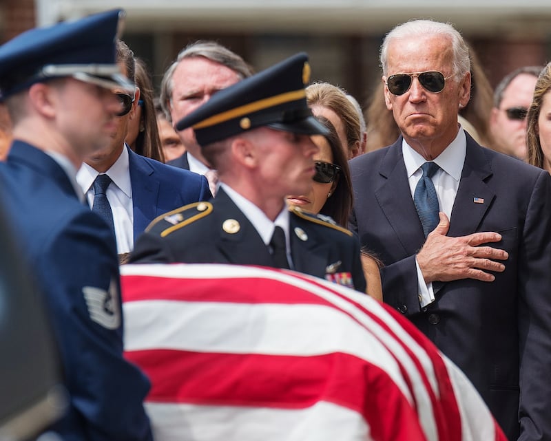 galleries/2015/06/06/america-mourns-at-beau-biden-s-funeral/150606-beau-biden-funeral-10_mprcb7