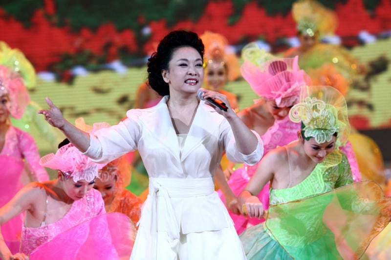 articles/2013/03/16/china-s-glamorous-first-lady-peng-liyuan-saving-the-communist-party-with-song/120314-peng-liyuan_cwaiu5