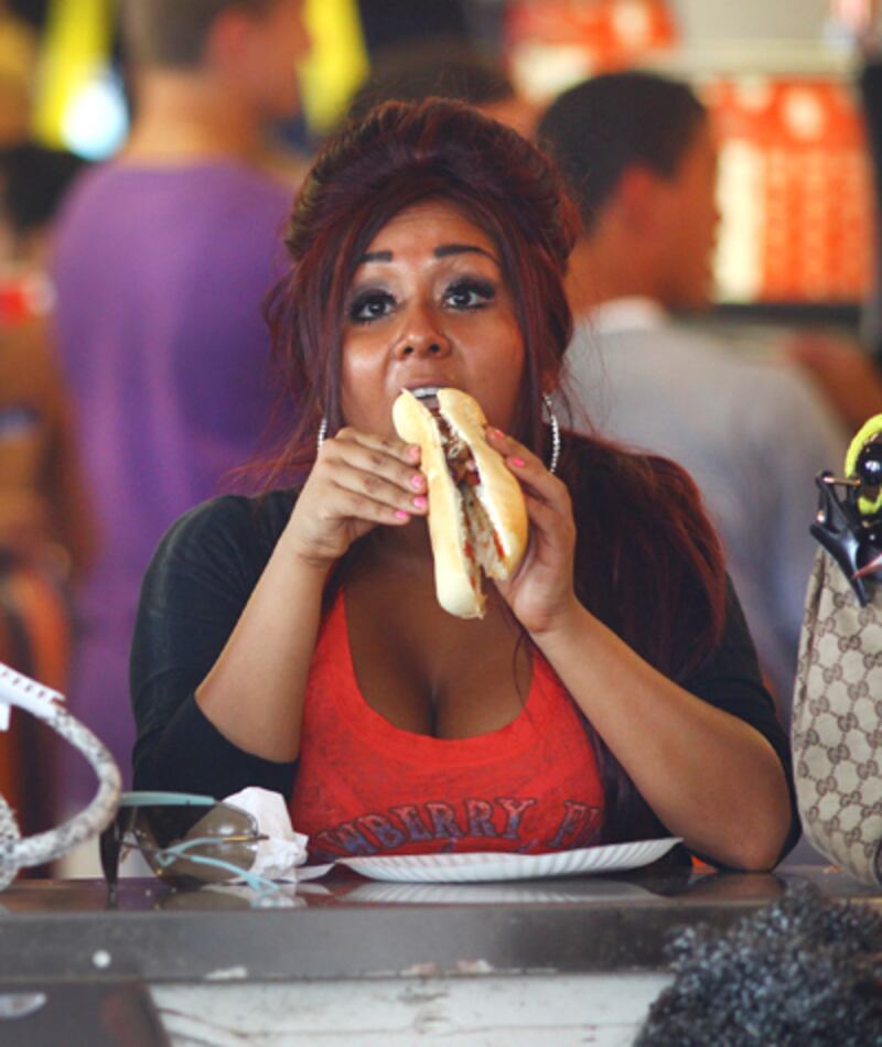 galleries/2012/07/05/justin-bieber-beyonce-more-celebrities-eating-hot-dogs-photos/celebs-eating-hotdogs-snooki_jjkori