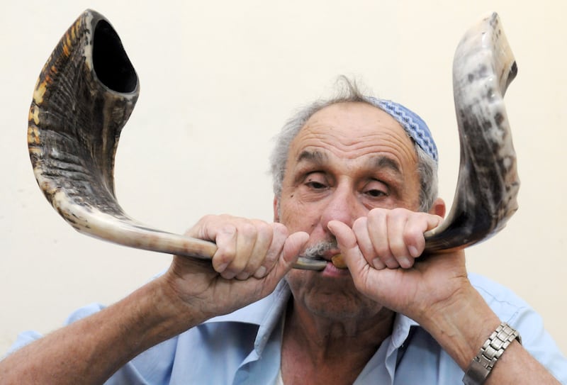 galleries/2012/09/17/it-s-shofar-season-jews-with-horns-photos/shofar-2012-04_if2o0j