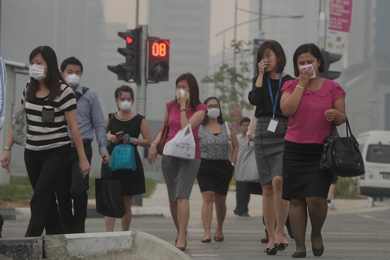 galleries/2013/06/20/terrifying-pollution-blankets-singapore-it-s-indonesia-s-fault/300620-Singapore-smog-11_yuz3am