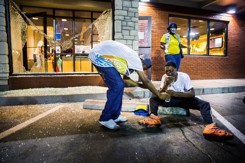 galleries/2014/08/18/missouri-protest-descends-into-chaos-photos/140818-missouri-riots-1_ewqe7z