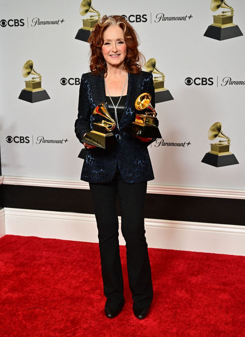 230205-grammys-red-carpet-bonnie-raitt_yvgn61