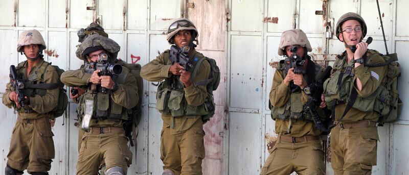 articles/2013/08/30/soldiers-dancing-with-arabs-why-the-hebron-incident-was-not-an-example-of-peaceful-co-existence/OZ_Hebron_soldiers_Aug2013_ojfh93