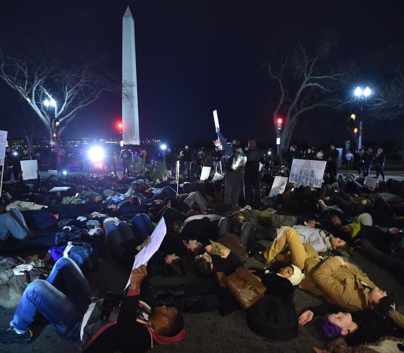 galleries/2014/12/05/day-2-scenes-from-the-eric-garner-protests-photos/141204-garner-3_zhazpd