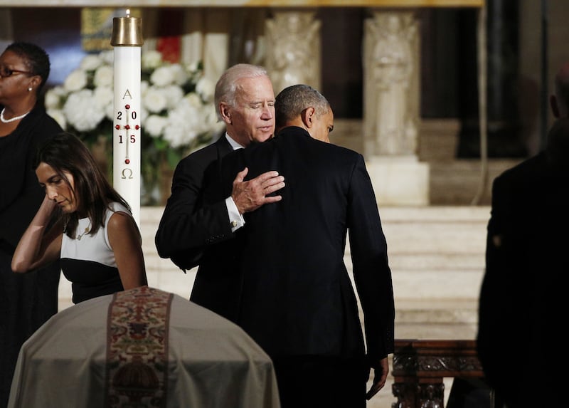 articles/2015/06/07/he-s-the-vice-president-but-at-his-son-s-wake-he-s-one-of-us/150606-beau-biden-funeral-04_upv50t