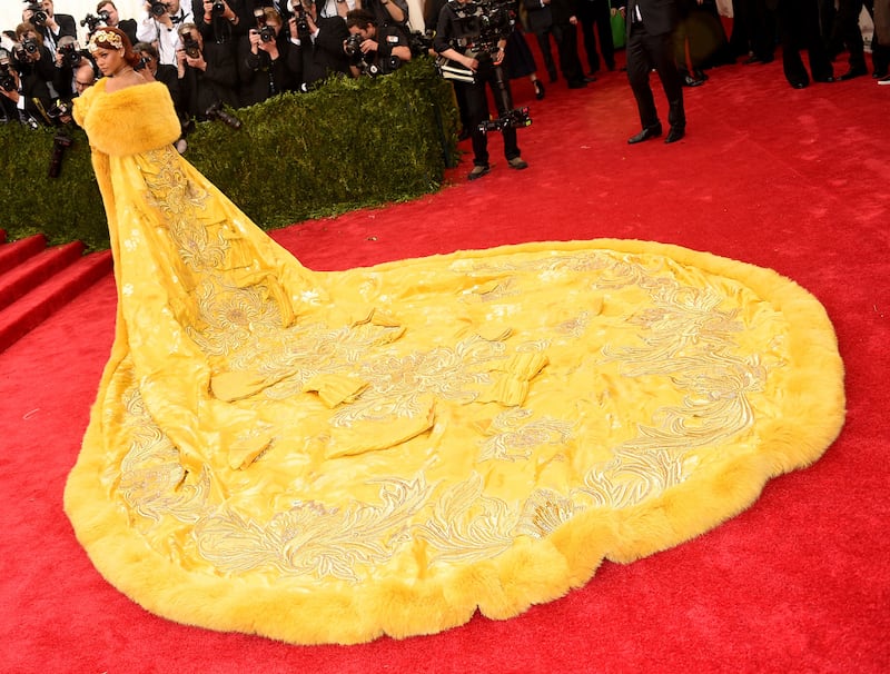 galleries/2015/05/04/how-to-rock-the-met-gala-red-carpet-starring-beyonce-rihanna-and-j-lo/150504-met-gala-25_fbq06m