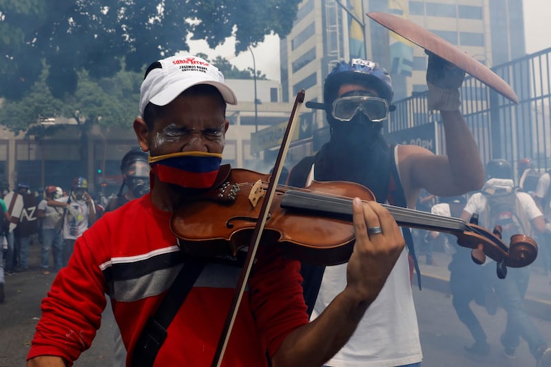 galleries/2017/04/20/venezuela-s-mother-of-all-marches-tens-of-thousands-protest-president/170510-venezuela-re-top-gal-04_u5xuzq