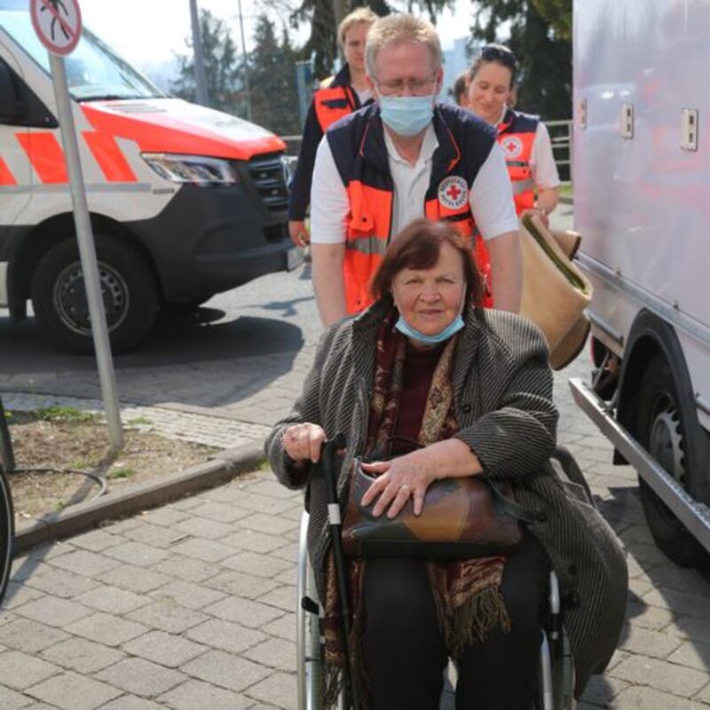 Larisa_Ukraine_Evacuation_after_exiting_ambulance_exafo6