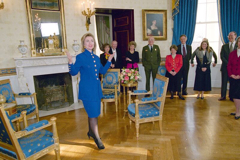 galleries/2012/05/10/hillary-clinton-s-style-evolution-photos/hillary-clinton-style-white-house-blue-room-1995_xqieg6