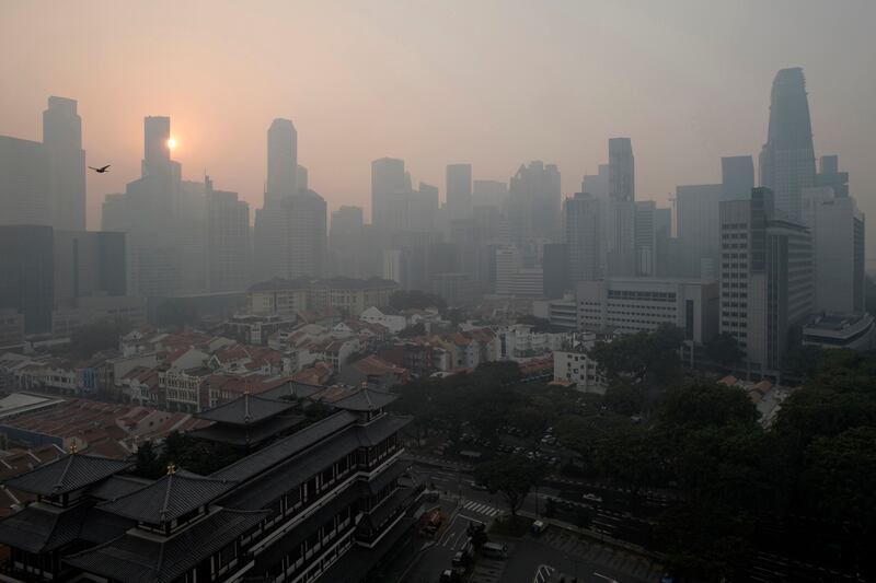 galleries/2013/06/20/terrifying-pollution-blankets-singapore-it-s-indonesia-s-fault/300620-Singapore-smog-12_dcz5fr