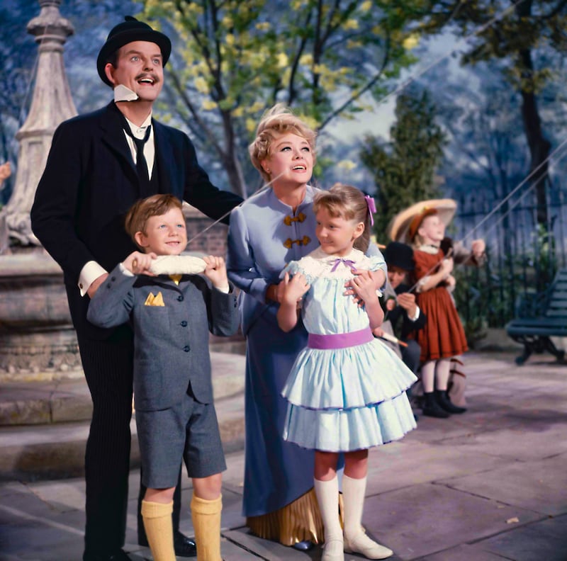 Davd Tomlinson, Glynis Johns, Matthew Garber, Karen Dotrice in Mary Poppins.