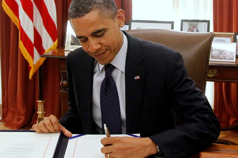 articles/2012/01/04/obama-embraces-signing-statements-after-knocking-bush-for-using-them/obama-signing-statements-lake_du7phh