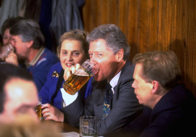 galleries/2009/07/28/politicians-love-their-beer/politicians-beer---bill-clinton_j8mmkf