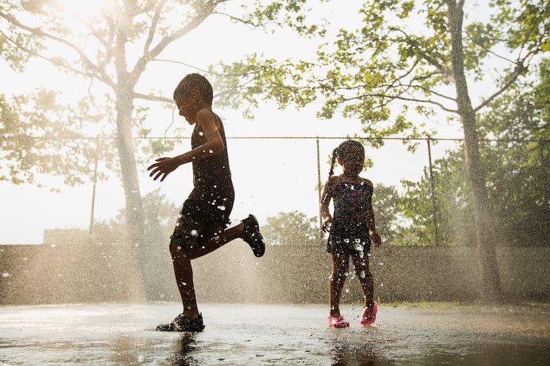 galleries/2013/07/20/east-coast-heat-wave-brings-out-the-fans-the-ac-and-the-parasols-photos/heatwave-18_kyti4z