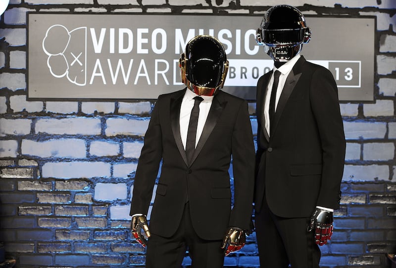 galleries/2013/08/26/best-of-vma-red-carpet-fashion-2013-photos/130825-vmas-daft-punk_dx9mow