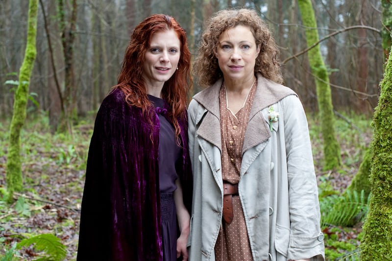 articles/2012/09/25/alex-kingston-on-doctor-who-downton-abbey-and-upstairs-downstairs/Alex_Kingston_page2_nfzptp