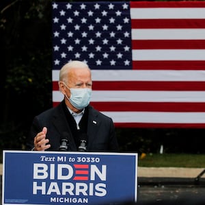 2020-10-02T211206Z_624250421_RC2LAJ91R49K_RTRMADP_3_USA-ELECTION-BIDEN_qhlv5h