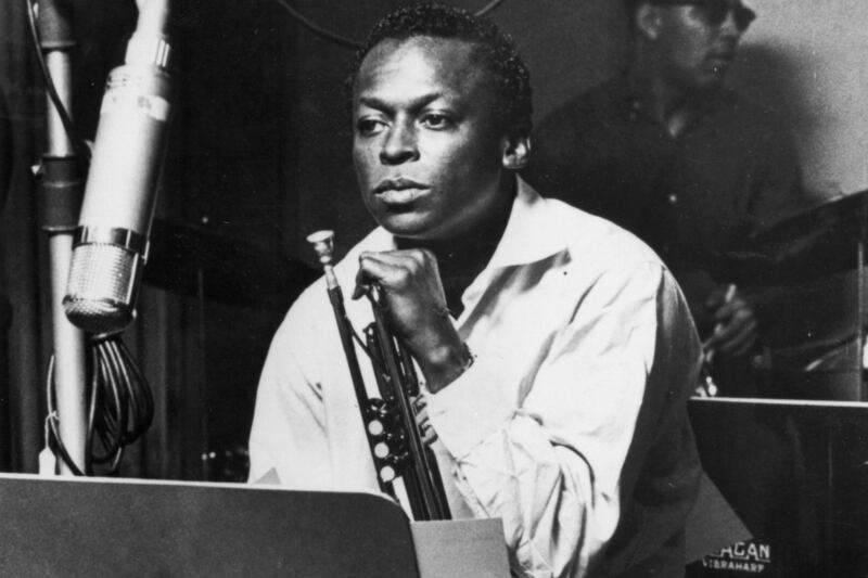 articles/2013/12/08/classic-miles-davis-recordings-reveal-new-beauty-in-their-classic-mono-format/131204-miles-davis-mono-jones-tease_yltnnz