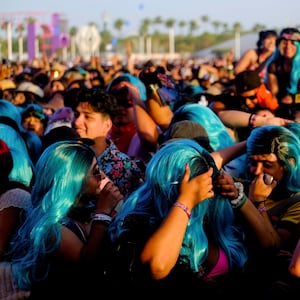 A crowd at Coachella 2022 wearing blue wigs.