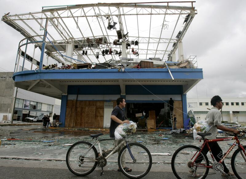 galleries/2010/09/02/15-worst-hurricanes/destructive-hurricanes---wilma_ixknof