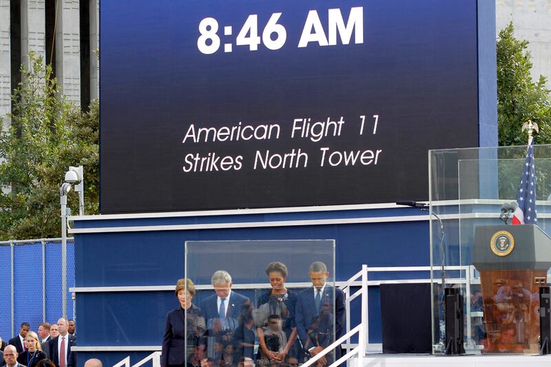 galleries/2011/09/11/911-memorial-ceremony-10th-anniversary-obama-bush-photos/moment-silence-911-gal_l2nir0