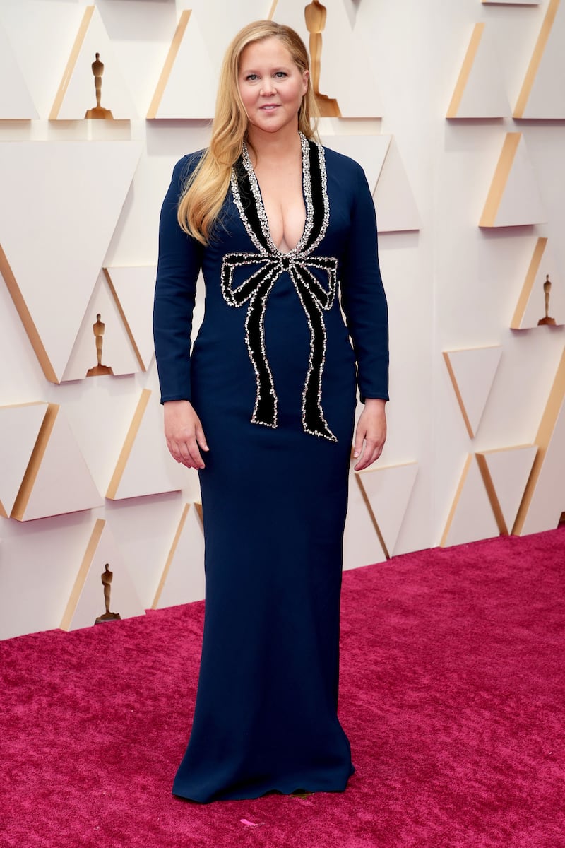 220327-oscars-red-carpet-amy-schumer_z8yg8u