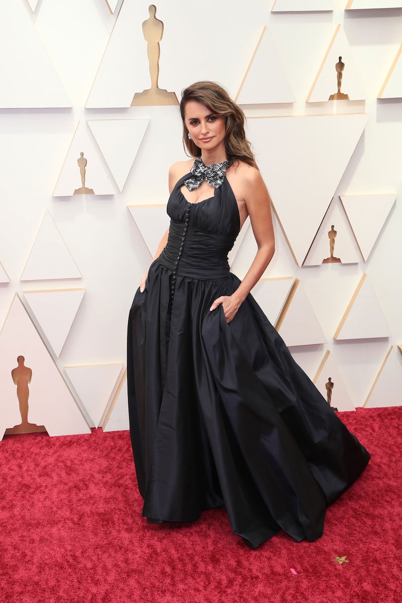 220327-oscars-red-carpet-penelope-cruz_twfu7n