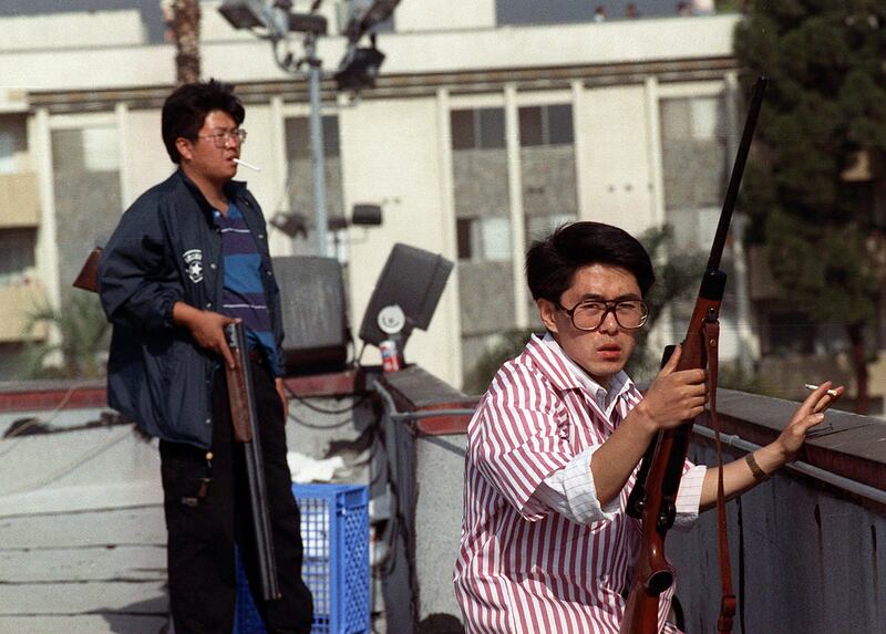 galleries/2012/04/26/dramatic-l-a-riots-photos/los-angeles-riots-armed-koreans_hulgaa