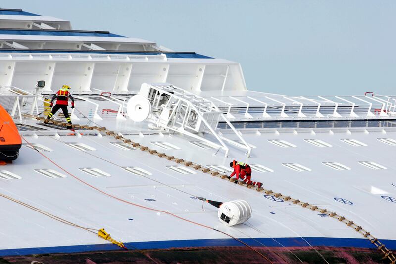 articles/2012/01/15/cruise-ship-sinking-couple-rescued-from-costa-concordia/costa-concordia-ship-wreck-nadeau_zs0h1m