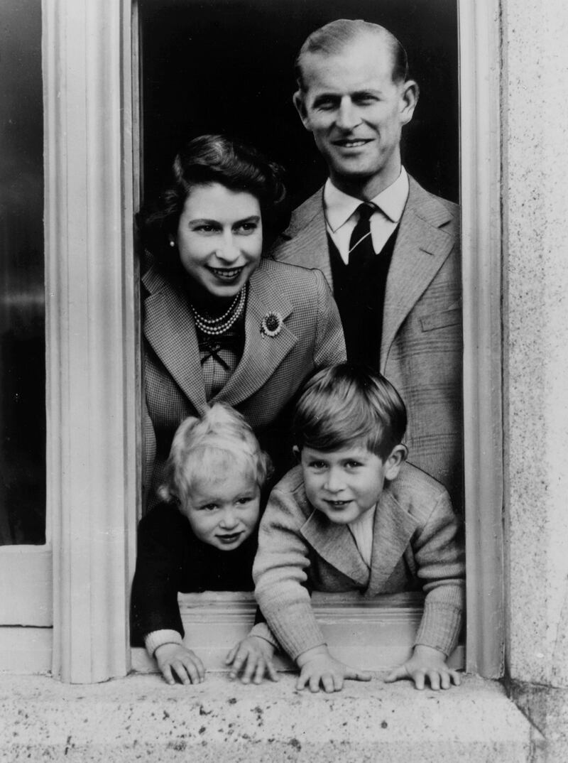 queen-elizabeth-ii-newlyweds-8_y1fuaw