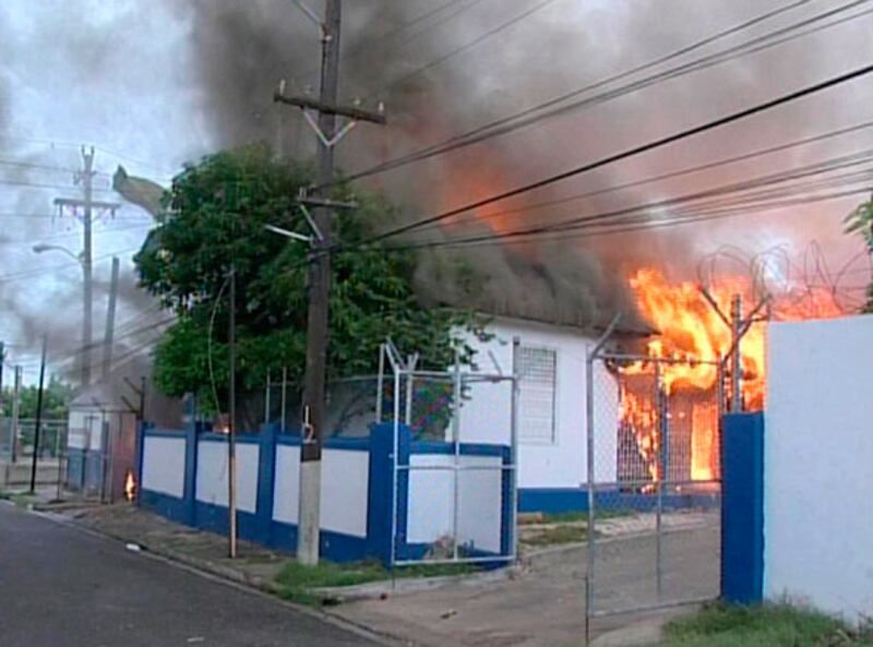 galleries/2010/05/26/jamaica-slum-standoff/jamaica-fighting-1_fqz19t