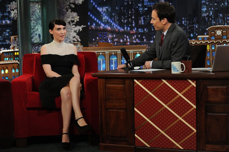 galleries/2012/01/10/rooney-mara-girl-with-the-dragon-tattoo-style-photos/rooney-mara-jimmy-fallon-6_tpjhep