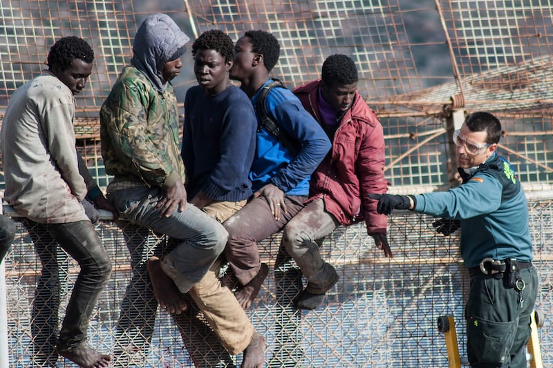 galleries/2014/05/30/onslaught-of-moroccans-rush-the-spanish-border-photos/140530-spain-fence12_vwek3v