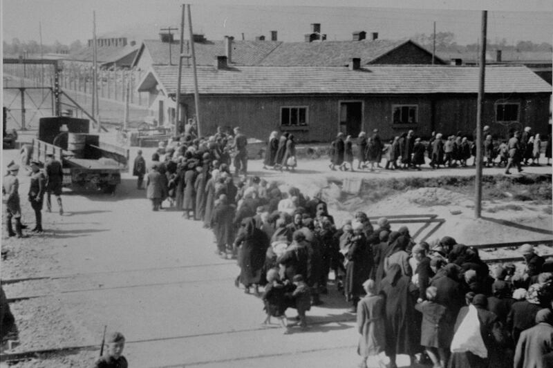 galleries/2015/01/27/when-soviet-soldiers-opened-auschwitz/150126-holocaust-photos-04_kepmzm