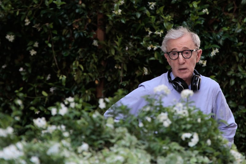 articles/2014/07/18/woody-allen-on-magic-in-the-moonlight-the-crisis-in-gaza-new-york-city-and-those-allegations/140718-stern-allen2-embed_pwbqr6