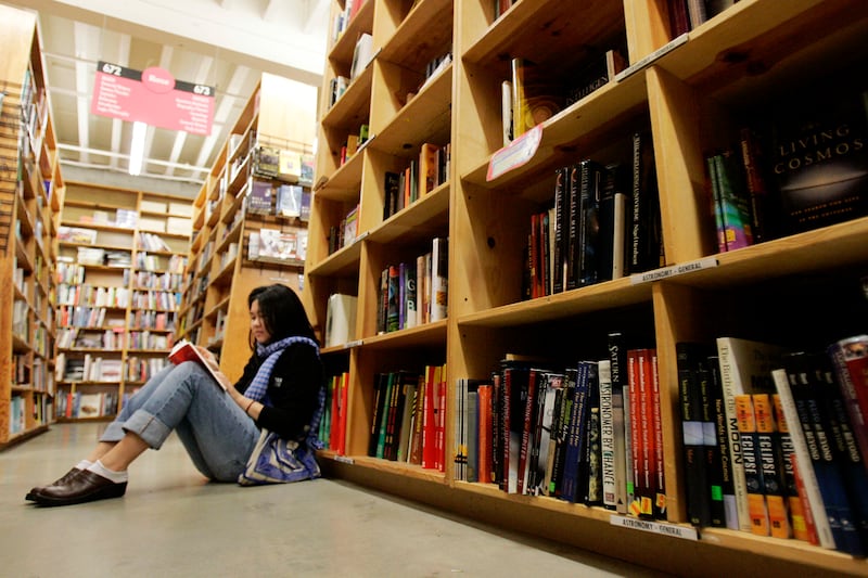 galleries/2011/10/13/america-s-greatest-independent-bookstores-photos/independent-bookstores-powells_bdpimd