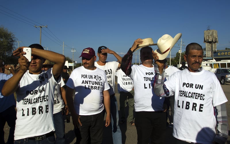 articles/2016/03/26/fighting-mexico-s-new-super-cartel/160325-kryt-cartel-land-embed2_kfddsm